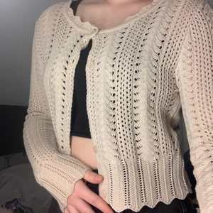 Beige kofta - Jättesöt beige kofta från Kappahl. Jag tror den inte säljs längre. Säljer en likadan i grön färg. Om fler plagg köpes kan paketpris diskuteras. Pris kan diskuteras vid snabb affär 💞💞 OBS en knapp har losnat men har kvar den och kan sy på den eller skicka med den. 