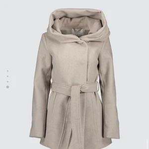 Beige kappa  - Beige kappa i stolrek xs/s med otroligt snygg passform som följer kroppen snyggt. Stor och fin luva sitter så bra. Kroppsformad med knytning i midjan. Köpt för 599 säljes för 400kr då den endast är använd fåtal gånger