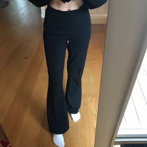 Vida svarta byxor - Gamla vida svarta byxor från ginatricot i mjukt material som inte kommer till användning. De är jättesköna och snygga! 💞