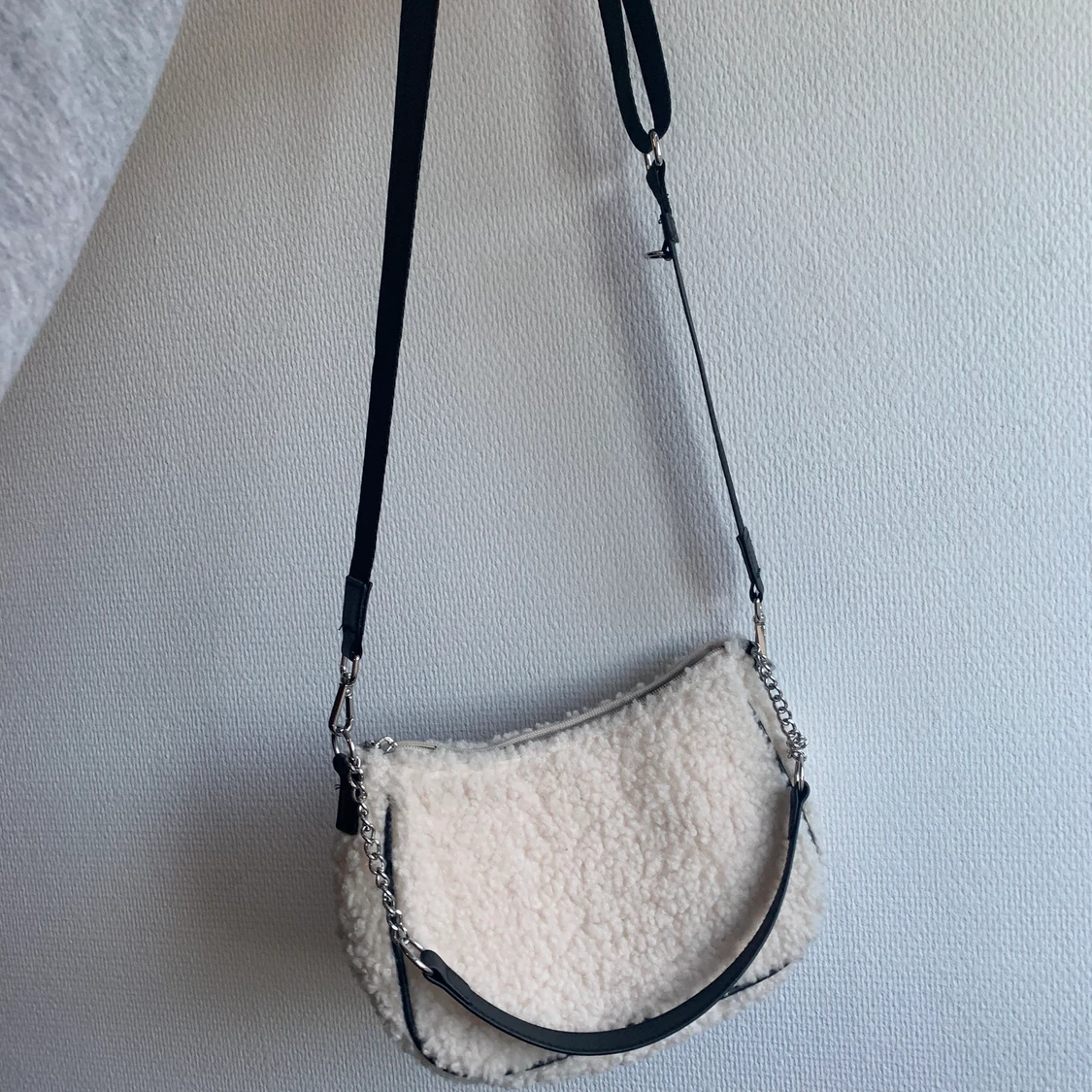 Faux fur väska från H&M - 90