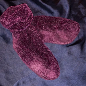 Strumpor  - Stickade strumpor/sockor i skönt material (inte stickiga). Helt oanvända. Första bilderna är tagna med blixt då de för den underbara färgen, så perfekta till Photoshoots om inte annat. Den tredje är som i vanligt ljus, mörklila. 