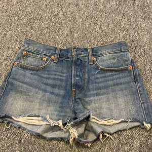 Levi’s shorts - Säljer för dom är för korta för mig. Väldigt snygga och bra skick. Skriv för fler bilder.