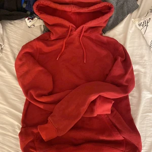 Röd hoodie strl XS - En vanlig röd hoodie, sitter inte som jag vill, men en fin vanlig hoodie. Inget fel på den bra skick osv. Använd förut av en kompis.
