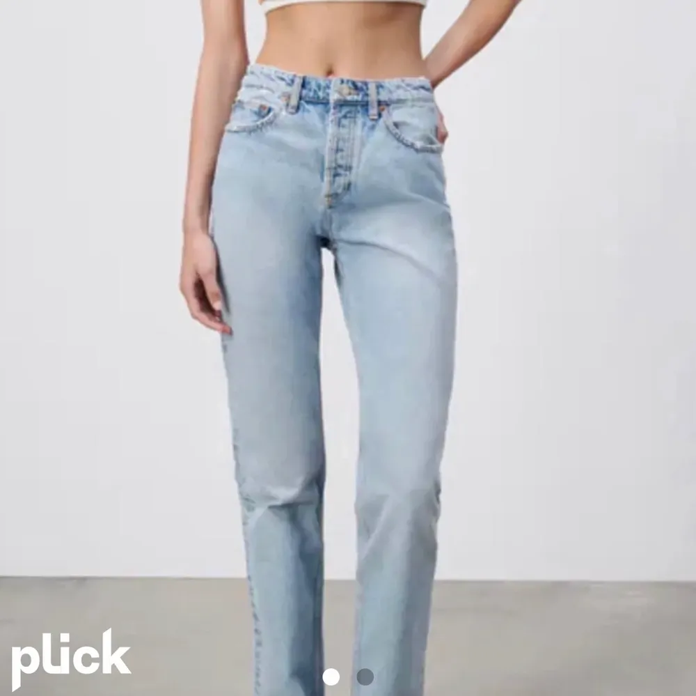 Säljer dessa supersnygga midrise jeans ifrån Zara i storleken 34🤍 Köpta ifrån en annan tjej här på plick men som tyvärr för stora för mig:(. Jeans & Byxor.