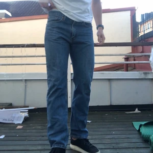 Vintage Levis 505 jeans - Säljer ett par riktigt snygga vintage Levis, modell 505. W-34 , L-32. Säljer eftersom de inte kommer till användning längre. Jag är 185 cm lång.