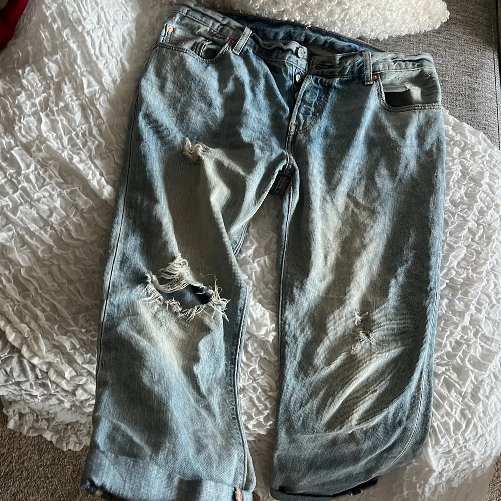 Ljustvättade boyfriend jeans från Levis med slitningar. Storlek 29 längd 32.. Jeans & Byxor.