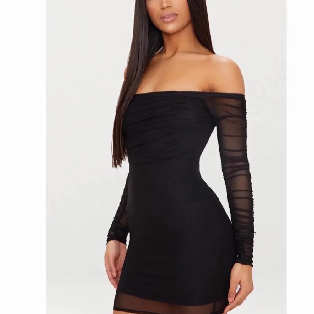 Super fin svart klänning med mesh matetiall. Klänningen är aldrig använd och har även prislappen kvar. Är storlek 38 men skulle säga att den passar 36-38💗. Klänningar.