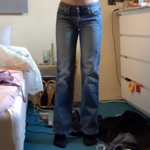 Skitsnygga lågmidjade jeans - Lågmidjade jeans 👖 de har ett lagat och ihopsytt hål vid innerlåret som ej syns när man har på sig de, kontakta för bild av lagningen 💗