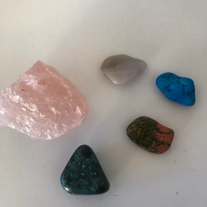 Kristaller - Olika äkta kristaller! Den stora kostar 50kr och dom små kostar 25kr. Man kan få alla för 100kr + frakt. Köparen står för frakten. Kontakta om du har frågor eller är intresserad.