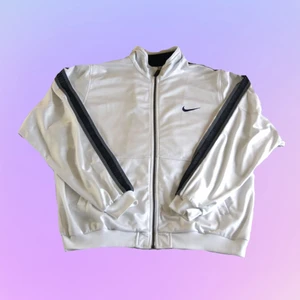 VINTAGE NIKE TRACK-JACKET - Vintage Nike Track-Jacket. Size: L. OK vintage-skick. Ett antal röda ganska obetydliga fläckar.