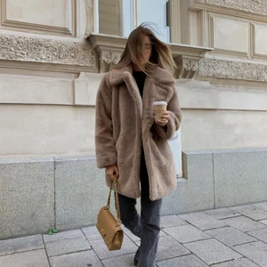 By malina pälsjacka  - Jätte fin fuskpälsjacka från By Malina! Säljs inte längre i denna färg. Den har en oversize passform så att du kan bära vad du vill under. Köptes för 2799 kr förra året. Kontakta om du är intesserad!😇🧸