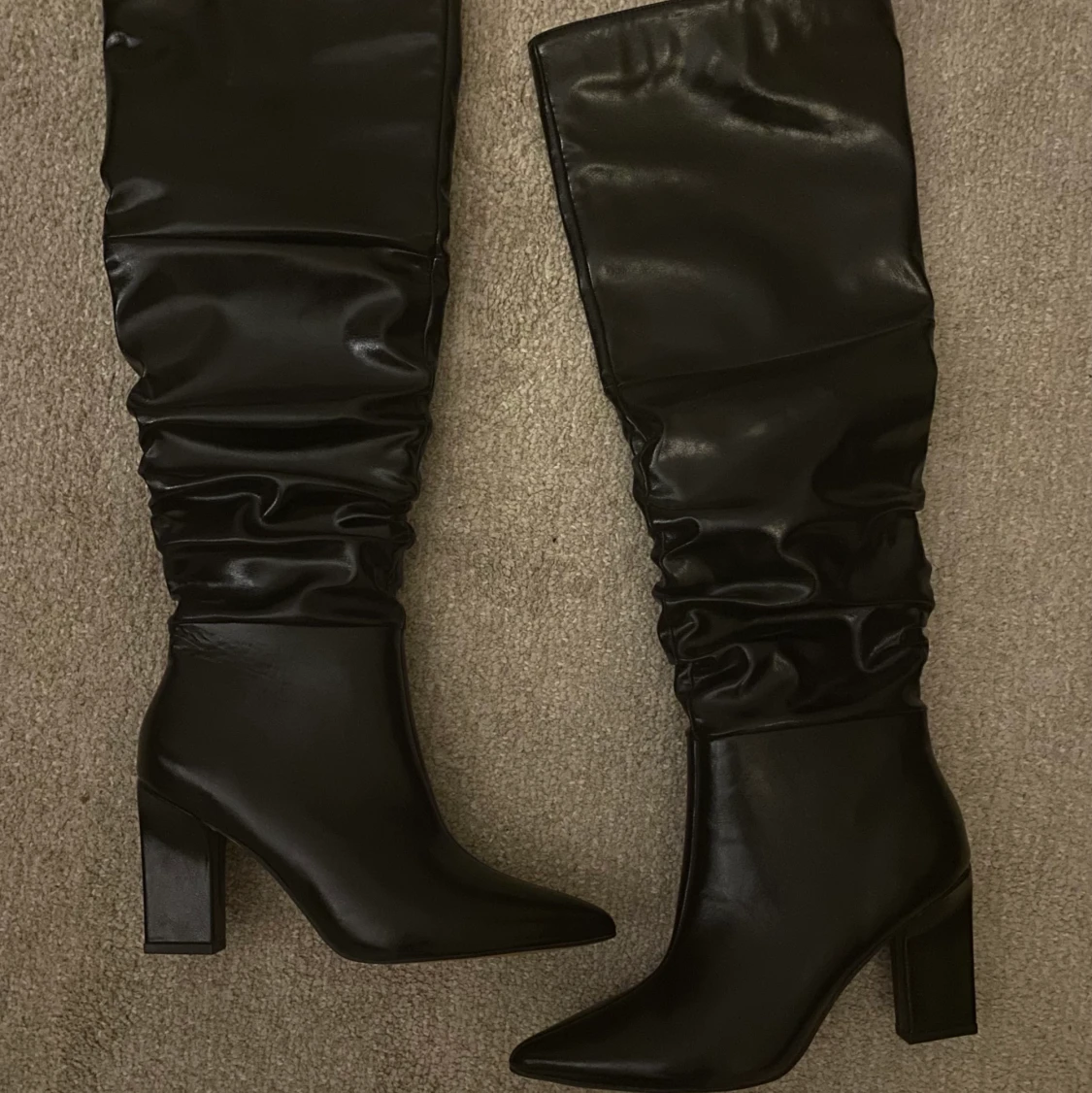 Knähöga boots med klack - 90