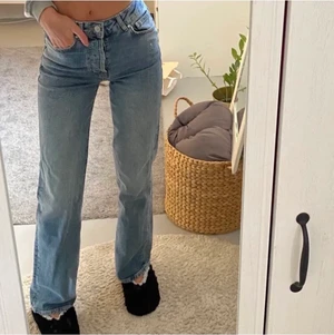 Jeans - Säljer dessa jättefina & sköna jeans som jag köpt tidigare i sommras på plick. Första bilden är från förra säljeren & andra bilden är min. De är från bikbok och är i jättebra skick, som nya. De kommer inte till så mycket använding som tänkt pga att jag har många andra jeans så väljer att sälja dom, använt dom 3-4 gånger. Storlek w26 och passar mig som vanligtvis har xs/w25-26. Köpte för 190kr+frakt & säljer för 170+frakt 💓