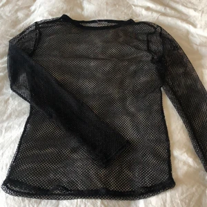 Långärmad fishnettröja  - Svart fishnettröja med små hål! Vet inte hur använd den är då jag fick den av min mamma nyligen, den är dock inte sliten. (Frakt ingår i priset!)