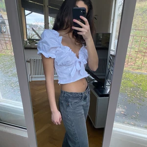 Vit topp nakd - En jätte snygg topp från nakd som tyvärr var för stor för mig. Köptes förra vintern men kom aldrig till användning. Prislapp är kvar!! För stor på mig som brukar bära Xs/S