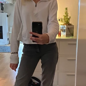 Half zip up vit tröja  - Sjukt snygg half zip up tröja.🥰🥰 köpare står för frakt!! 