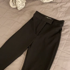 Kostymbyxor  - Säljer mina nya kostymbyxor för att jag inte använder dom så mycket och för dom är ganska långa på mig som är 155. I väldigt bra skick