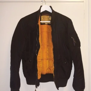 Alpha industries Bombarjacka  - Äkta klassisk Alpha industries bombarjacka,        sällan använd och i mycket fint skick.                   STORLEK: S                                                    KÖPTES FÖR: 1.929:-