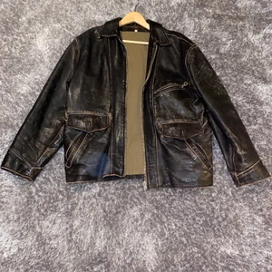 Vintage jacka! - Äkta! 🍸  strl beror på hur ni vill ha den sittandes, denna typ av modell tycker jag är snyggast oversize. en person med strl s-m skulle rocka denna! Så buda på 😅🤌