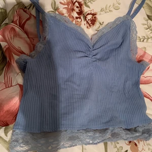 Ljus Blå Top  - Superfin ljus blå top från new yorker i storleken M, används som crop top eftersom att den är väldigt liten ✨