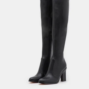 Buffalo Overknee-Boots ”Sofie” - Supersnygga veganska boots i storlek 38! Går ungefär till mitten av låren. Nyskick, har bara använts en gång (därför inte heller mina bilder!)💃 Nypris är 1295, kan sänka priset vid en snabb affär!