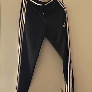 Svarta adidas byxor - Svarta adidas byxor storlek S. Använd ett fåtal gånger och säljs för 100kr