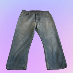Vintage Levi’s 501 - Vintage Levi’s 501. Waist: 36. Length: 34. Sitter mindre. Okej vintage-skick.
