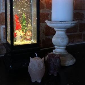 Owl Candle 🦉 - Jätte vackert uggla ljus till julklapp eller kanske vid jul dekorationen hemma? Du bestämmer 🥰 Tillgängliga dofter: Ocean, Cotton Candy, Rosor, Kanel & Nytvättat. Vid doft och/eller gold flakes: 12kr. Vid packning av julklapp/present: 4kr. 