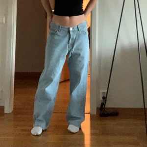 Sweet sktbs jeans  - Baggy Jeans från junkyard som jag andvönt få gånger. Bra skick och köpte för ett år sen. Sitter baggy på mig och är 170 lång så de går hela vägen ner till marken! Storleken är S men den är stor i storlek 