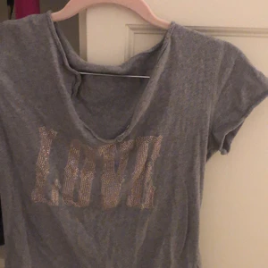 Grå zadig tshirt - Från zadig & voltaire. Lite skrynklig på bilden! Det står LOVE på. Kan ej se vilken storlek de är men antar small eller xs! 