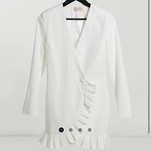 Club l klänning - Oanvänd prislappen sitter kvar. Beställde från asos💗storlek 34 men motsvarar en 36 stor i storleken!