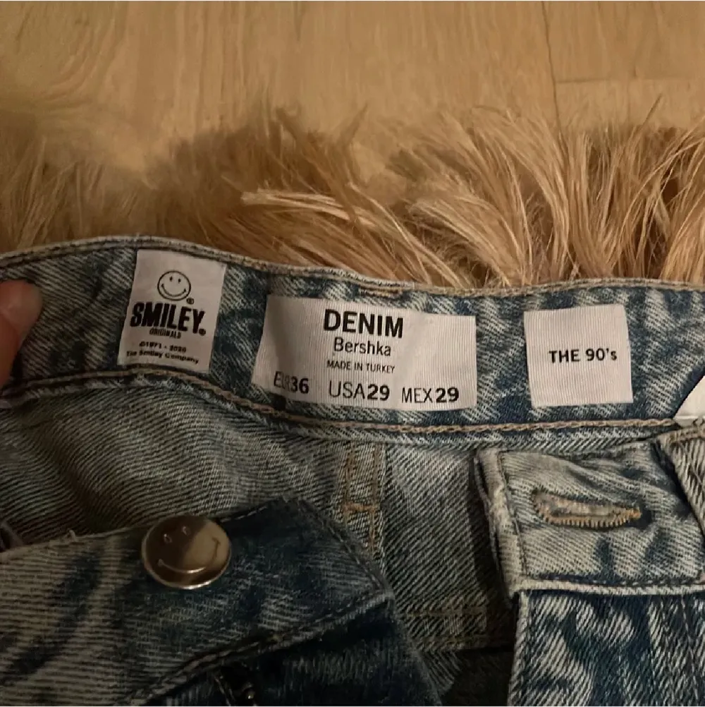 Säljer mina oanvända jeans som jag köpte här på Plick. Det är inget slitage på jeansen och är super fina. Jeansen kommer inte till användning och sedan passar det inte mig helt och är därför anledningen till att jag säljer det! 🦋 (första bilden är lånad) . Jeans & Byxor.