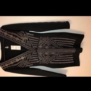 Svart klänning💗 - Super snygg klänning med urringning som passar perfekt nu till exempelvis nyår! Köpt för 899 men säljer för 499kr💗prislappen är kvar och är aldrig använd.