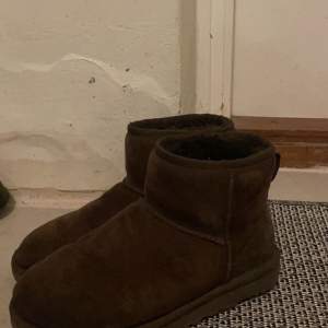 Säljer mina snygga bruna UGGS som jag köpte förra året men som tyvärr inte kommer till användning längre 💕💕☺️ (pris kan diskuteras) 💕 köp direkt för 850kr+ jag står för frakt ❤️