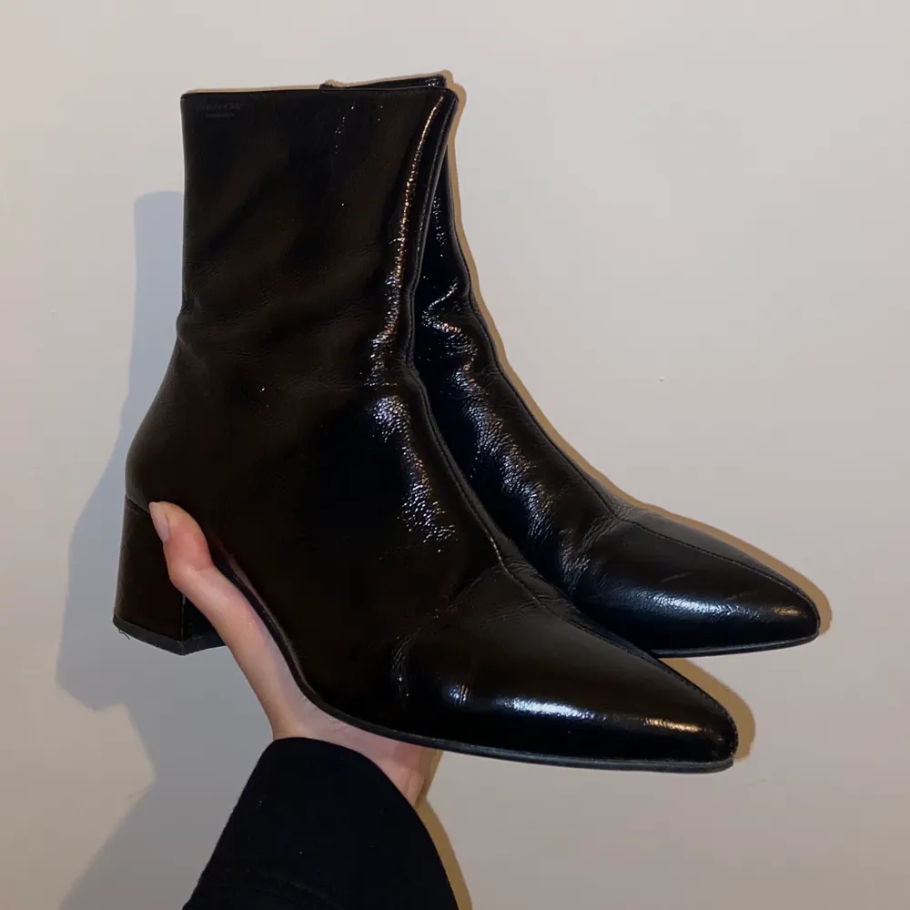 Fannnntastiska boots. Bra klackhöjd som är bekväm att gå i! Använda några gånger men i väldigt bra skick. Croc texture. Jag har lagt in inlägg som gör att man inte glider framåt med foten. Kan lämna kvar om önskat!  Ord. pris 1300kr.   Yttermaterial: Fårskinn Foder: Textil Innersula: Skinn Sula: Konstmaterial Fodertjocklek: Tunt foder. Skor.