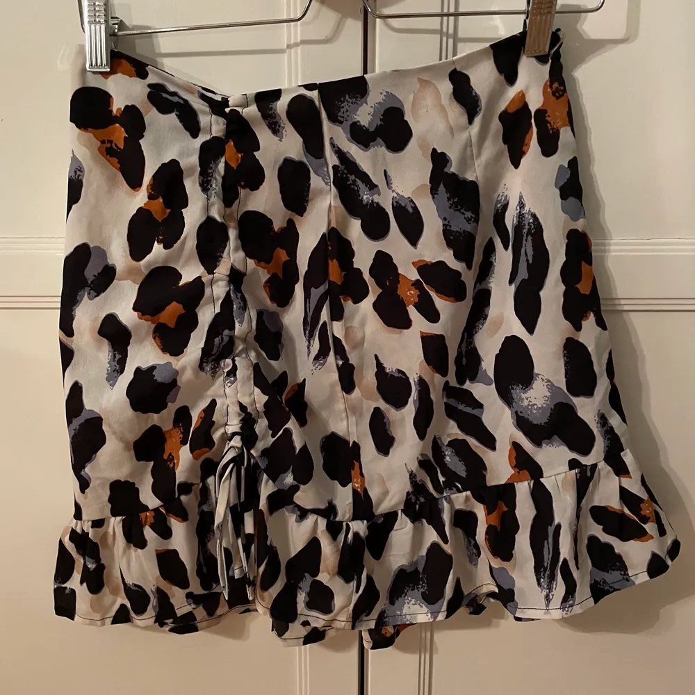 Super fin somrig leopard kjol, storlek S, den passar tyvärr int emot så säljer den. Helt oanvänd 🤍 . Kjolar.