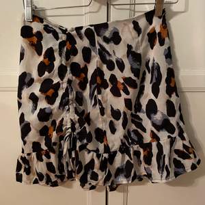 Super fin somrig leopard kjol, storlek S, den passar tyvärr int emot så säljer den. Helt oanvänd 🤍 