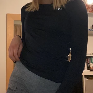 Röhnisch träningströja  - Träningströja från Röhnisch i färgen mörkblå. Inte använt mkt därav i fint skick. 