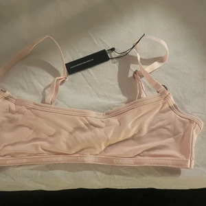 Lounge bh  - Säljes pga förliten, minns inte priset men säljer den billigt, vill bara bli av me den 