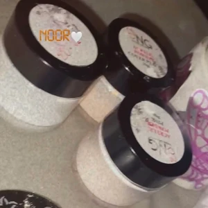 Naglar  - Hej ! Säljer en massa nagel tillbehör billigt då det inte kommer till användning längre allt från akryl , nagelgiganten till tippar,nagelfil,glitter,nagellack knappast använda  alla tillbehör  medföljer skickar fler bilder vid intresse allt för 300kr 😃 