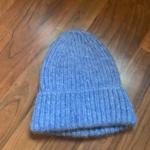 Ljusblå fin mössa - Säljer denna mössa från H&M, i ny skick, bara testad och passade inte mig 💙 KÖPAREN STÅR FÖR FRAKT, nypris 90 kr🦋