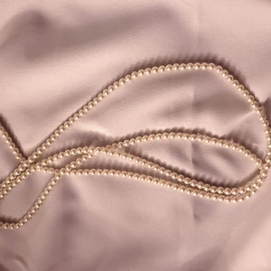 Neckrace  - Halsband med pärlor. *Inte äkta pärlor. 