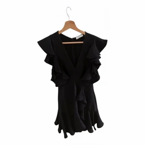 Sandro klänning - Säljer denna magiska klänning från Sandro som aldrig är använd. Storlek 38 men passar en 36 då Sandro är små i storlekarna. 