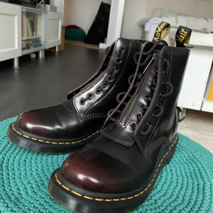 DR. MARTENS 1460 PASCAL FRONT ZIP  - Helt nya endast prövade dr. Martens köpta på Zalando inte kommit till användning då dom inte passar mig. Modellen heter 1460 Pascal front zip och är i färgen cherry red arcadia. Frakt priset ingår inte
