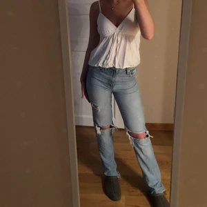 Brandy Melville  - Vitt linne från brandy Melville. Snyggt bara som det är eller under en kofta. Storlek S. Köparen står för frakten som tillkommer💕