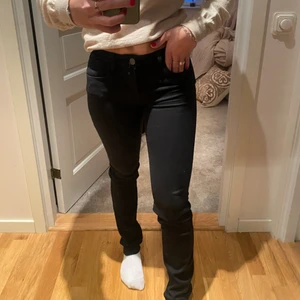 Svarta jeans  - Ett par svara jeans från märket Mos mosh! Jättesköna och fina! Frakt tillkommer💕💕 st 25/32, passar mig som brukar ha 36/38💕