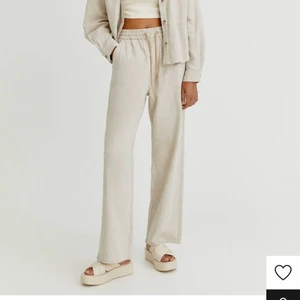 Byxor - Byxor från Pull&Bear, inte genomskinliga alls, storlek M, skriv privat för bilder ⚡️180kr + frakt