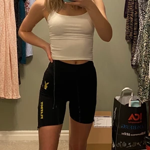 Cykelbyxor från Playboy - Säljer dessa ursnygga cykelbyxor från Missguided x Playboy. Använda max 1 gång🌸