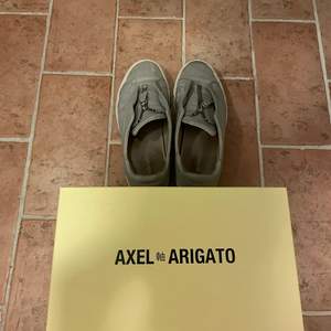 Ett par arigato skor gråa med dragkedja storlek 42. Köparen står för frakten