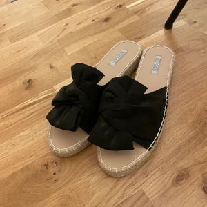 Fina sommar skor! - Fina skor till sommaren, är från Nelly i storlek 41 (är mer som 40). Super fina skor som aldrig är använda🤍 köparen står för frakten